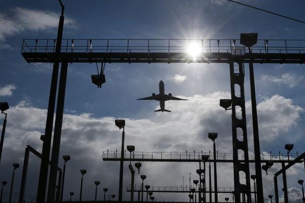 Un avion quelques minutes après son décollage depuis l'aéroport de Genève en mars 2016. (Photo d'illustration) 