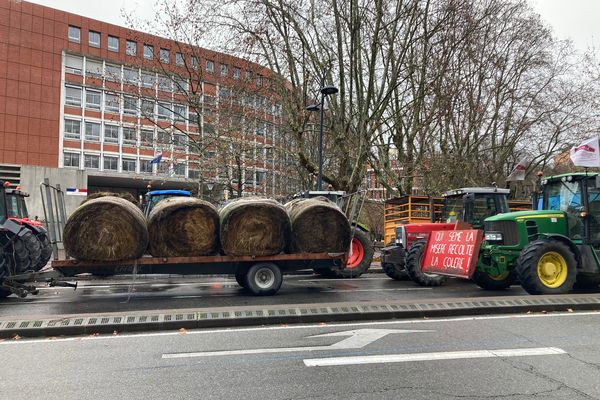 À l'appel des Jeunes Agriculteurs de Haute-Garonne, près de 150 personnes se sont réunies devant la cité administrative de Toulouse.