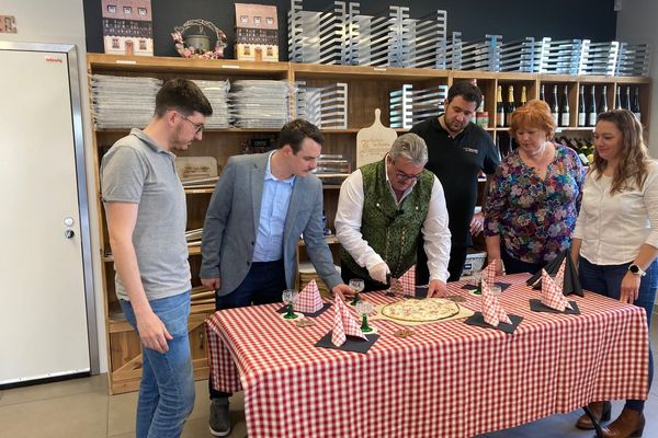 Autour de la table, le fondateur de TFT Spécialités (gilet alsacien) entouré de son fils, de 2 de ses neveux, de sa belle-sœur et la fille de celle-ci.