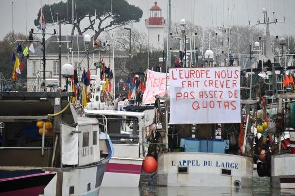 Le Vieux Port de la Rochelle bloqués par le bateaux de pêche.