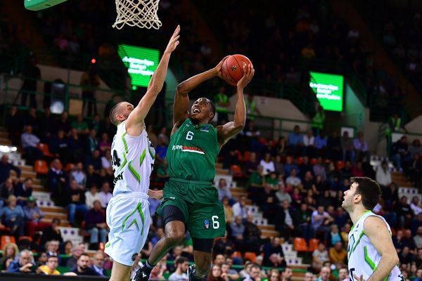 Semaj Christon au panier lors de la victoire en Eurocoupe du CSP Limoges face au Tofas Bursa, le 6 novembre 2019.