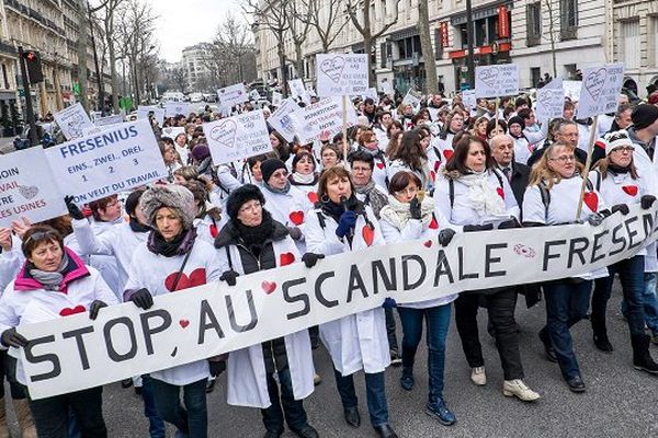 Manifestation des salariés de Fenwal, en janvier 2015, contre le projet de licenciement du laboratoire pharmaceutique Fenwal Fresenius Kabi à la Châtre dans l'Indre. 