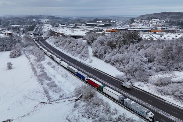 Vue du ciel, l'interminable file de camions bloqués sur l'A36 près de Besançon dans le Doubs.