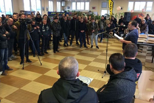 Syndicats et salariés mobilisés contre la restructuration des effectifs de l'usine Dunlop à Montluçon dans l'Allier.