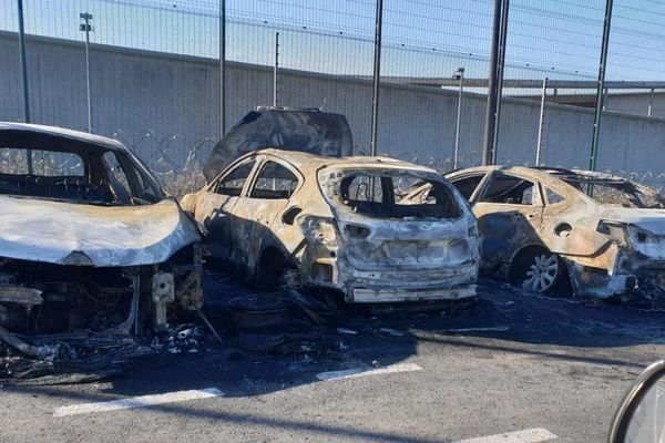 Trois voitures d'agents de nuit ont été incendiées au centre pénitentiaire de Liancourt dans la nuit de mercredi 03 au jeudi 04 juillet 2019