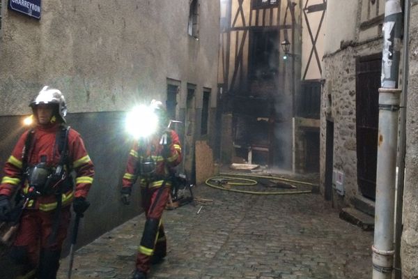 Les pompiers tentent de circonscrire l'incendie qui s'est déclaré au numéro 40 de la rue de la Boucherie et s'est propagé à l'immeuble voisin.