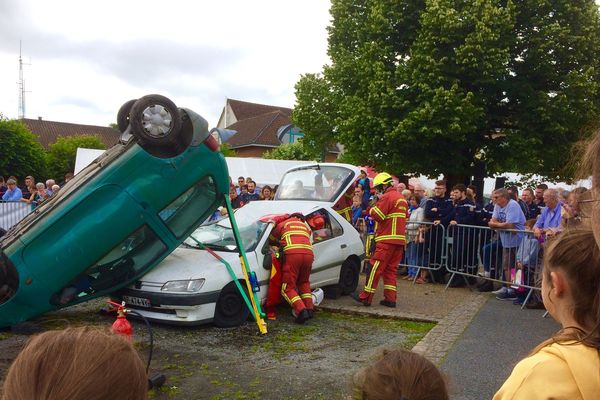 Manoeuvre de secours routier à l'occasion de la journée nationale des pompiers, à la caserne de Bessines-sur-Gartempe.