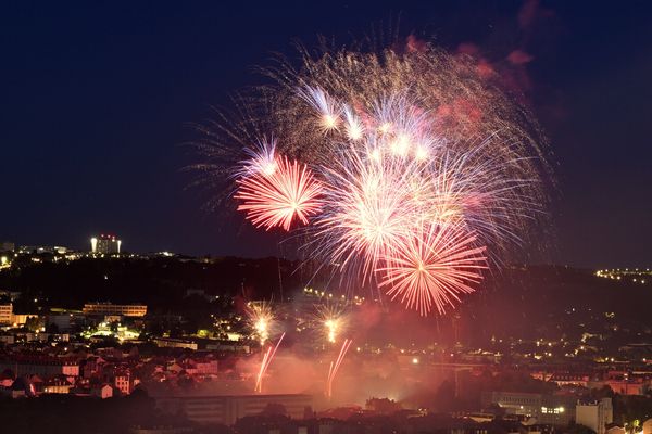 Des centaines de spectacles pyrotechniques sont tirés à l'occasion de la fête nationale dans le Grand Est, comme ici à Nancy, le 14 juillet 2023