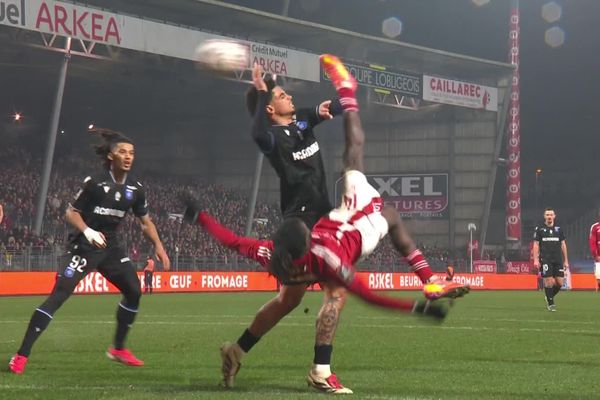 Mama Baldé a marqué d'un retourné acrobatique spectaculaire contre Auxerre. Un but finalement refusé.