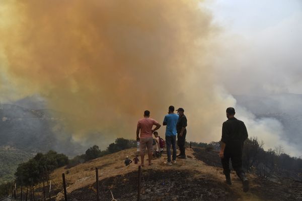 La plupart des incendies sont« maîtrisés ». Le bilan fait état de plus de 90 morts.