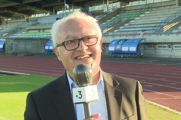 Guy Cotret au micro de France 3 Poitou-Charentes