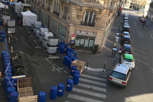 La pharmacie explique produire 10 000 litres de solution hydroalcoolique par jour.