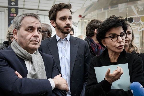 Rachida Dati en campagne avec Xavier Bertrand, le président de la région des Hauts-de-France et Bertil Fort, candidat dans le Xième arrondissement de la capitale à la gare du Nord le 27 février.