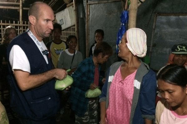 Stéphane Mahoin : distribution de riz aux villageois de Tiglawigan