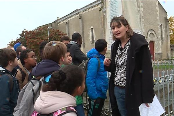 Les élèves du collège de Buxerolles devant le monument aux morts de la commune.