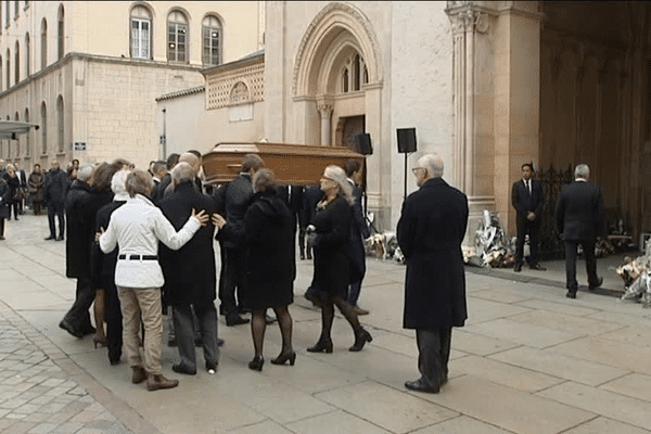 Obsèques : une cérémonie à Saint-Martin d'Ainay pour Caroline Prénat, tuée au Bataclan le 13 novembre dernier lors des attaques terroristes de Paris  - 24/11/15