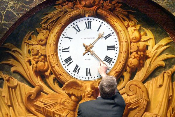 Changement d'heure sur l'une des horloges du château de Versailles 