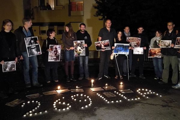 Les militants de l'association L269 rassemblés hier soir à Confolens (Charente) 