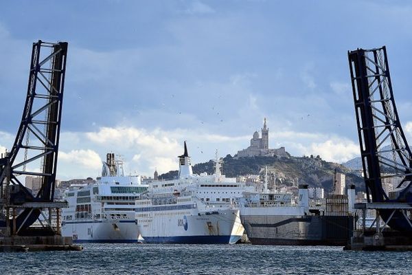 Les bateaux de la SNCM bloqués par des salariés inquiets pour leur emploi