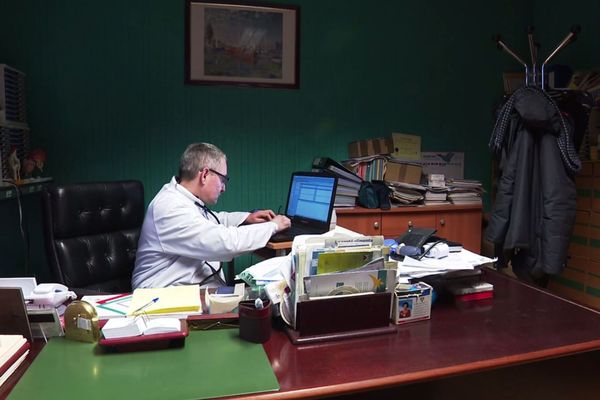 A Vesoul, Etienne Spitz dénonce l'usage de la télémédecine.