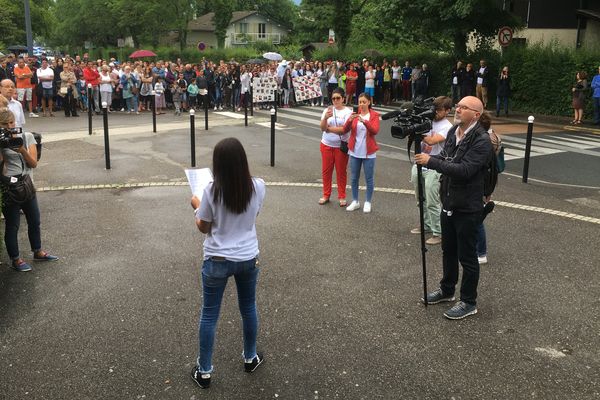 Dounia, la cousine de Lylia, a pris la parole "pour appeler à la paix contre la barbarie de ce geste".