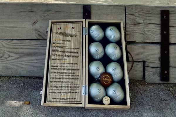 "Que la chance gagne" : le proverbe de ce coffret de 8 boules.