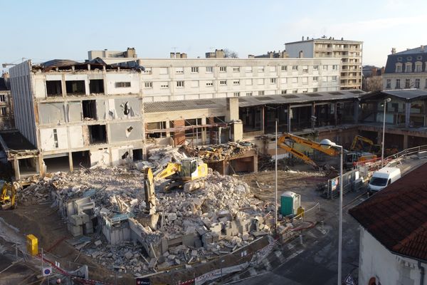 L'ancienne Poste du Boulingrin en cours de démolition à Reims.