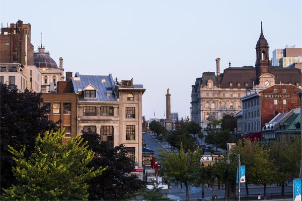 Le quartier du Vieux Montréal, où l'incendie d'une auberge le 4 octobre 2024 a couté la vie à une mère et sa fille de sept ans, originaires d'Alleins (Bouches-du-Rhône).