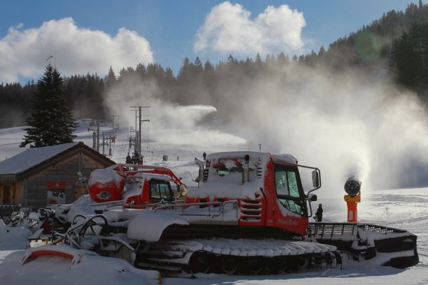 Le froid permet de faire tourner les canons à neige au bas des pistes de Métabief 