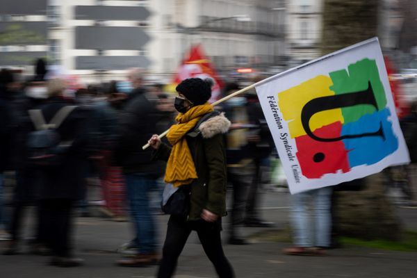 Lors d'une mobilisation interprofessionnelle sur les salaires et l'emploi à Nantes, dans l'ouest de la France, le 27 janvier 2022.