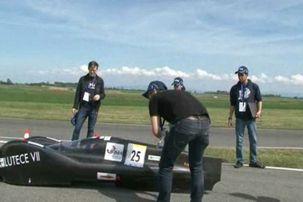 Voici la voiture des étudiants clermontois de l'IFMA. Conçue par des ingénieurs de Peugeot qui leur ont cédée. Chaque année, une nouvelle équipe d'étudiants tente d'y apporter des améliorations. Des travaux pratiques qui complètent leur programme d'études.