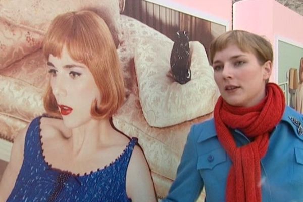 La photographe canadienne Kourtney Roy expose son travail sur Deauville dans le parc situé juste à côté de la mairie