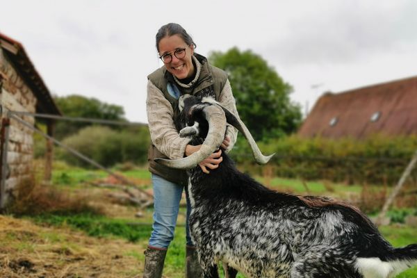 Son bouc était gravement malade. Sonia a utilisé des huiles essentielles pour le soigner.