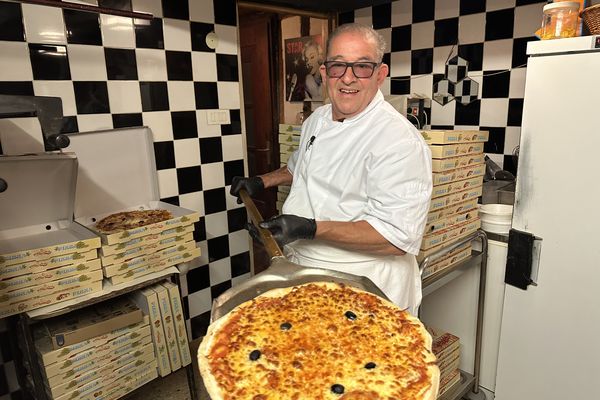 À 84 ans, Meziane Yaïci est à la tête de la pizzeria Le spontino à Brumath (Bas-Rhin).