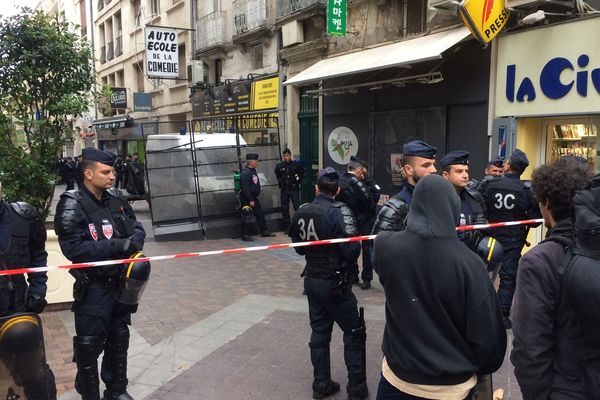 Les forces de police place de la Comédie