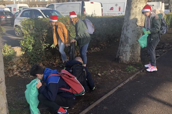 Armés de sacs-poubelles, les jeunes de Youth for climate ratissent la place des Salins de Clermont-Ferrand, mercredi 18 décembre.