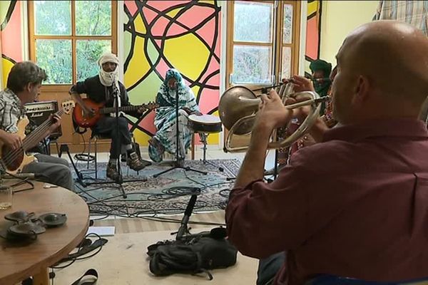 Le groupe franco malien Imidiwen en répétition au hameau de Salagosse, dans les Cévennes