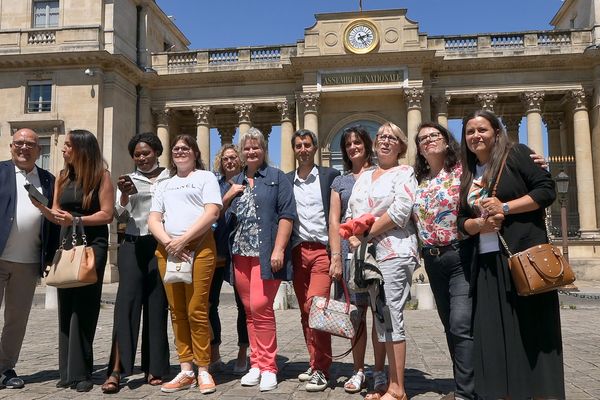 François Ruffin, Bruno Bonnell et les femmes du film "Debout les femmes !" devant l’Assemblée nationale à Paris / © Gilles Perret - Les 400 clous