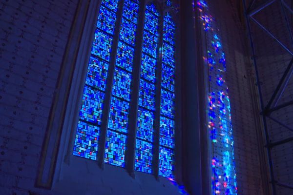 Les vitraux tout juste posés illuminent le choeur de l'Abbatiale de St-Amant-de-Boixe en Charente.