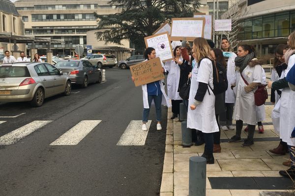 Mobilisation des internes grévistes mardi 10 décembre 2019 devant le Centre hospitalier Bretonneau à Tours