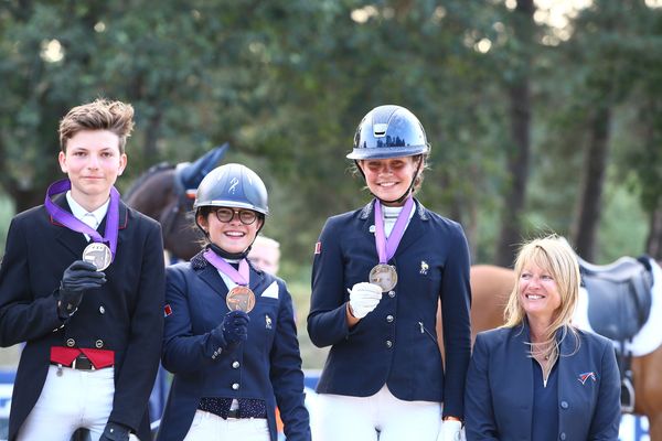 La jeune sarregueminoise Cloé Jawurek (au milieu), a été décorée de la médaille de bronze en dressage par équipe