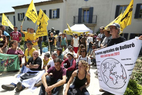 La Confédération paysanne dénonce "l'accaparement des terres" et ils s'estiment pénalisés par les spéculations effectuées sur leur dos.
