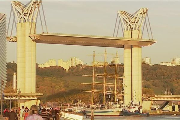 Le tablier du pont Flaubert a été relevé pour laisser passer l'impressionnant voilier de plus de 50 mètres de hauteur.