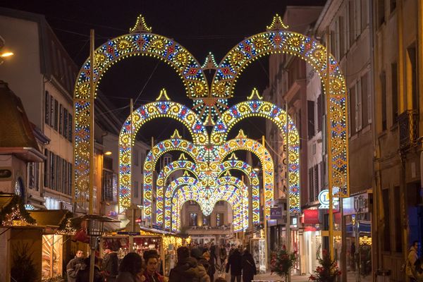 Les arches de l'entreprise Faniuolo font la renommée du marché de Noël de Montbéliard.