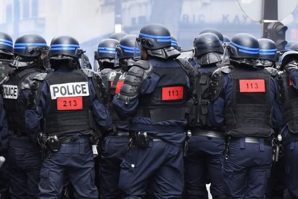 Des policiers devant l'hôpital Necker, vandalisé lors de la précédente manifestation contre la loi Travail à Paris, le 14 juin 2016. 