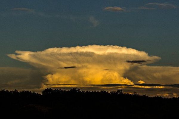 Un nuage en enclume typique de la formation orageuse