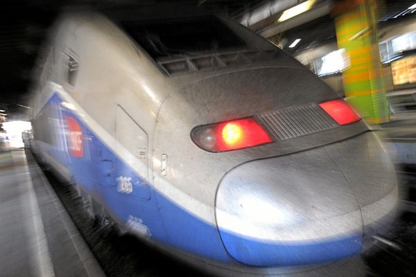 Lundi 22 avril 2013 Jean-Louis Bianco et Jacques Auxiette remettent à Jean-Marc Ayrault leurs rapports sur la réforme du système ferrovière