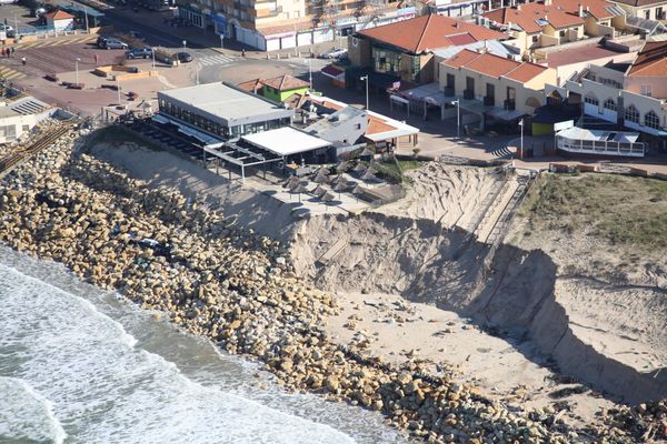 En Gironde, la cité balnéaire de Lacanau, réputée pour le surf, est particulièrement impactée comme ici à Lacanau au niveau du restaurant du Kayoc (archive 2014).