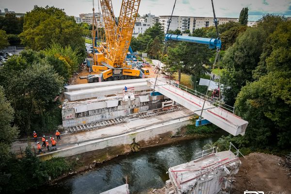 Une grue "hors norme" permet le levage de poutres du pont de Gaulle sans polluer les cours d'eaux qui se situent en dessous.