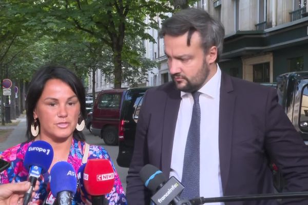 Betty, la mère de Lindsay et son avocat Me Pierre Debuisson, à la sortie de l'Elysée.